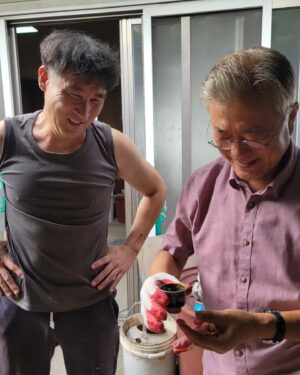 Moon Jae-in Instagram - 사저 앞 불곡요 장작가마에 불이 지펴지고 1300도의 열기를 묵묵히 견딘 도자기들이 가마 밖으로 그 모습을 드러내는데 조금 손을 보탰습니다. #평산마을풍경