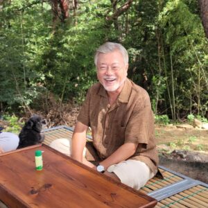 Moon Jae-in Instagram - 아침마다 반려견 산책, 첫 표고버섯 수확, 항상 토리와 함께하는 접견. #문재인 #소소한일상