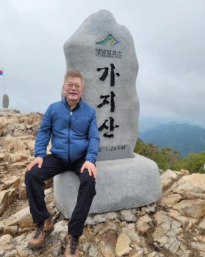 Moon Jae-in Instagram - 어버이날 선물은 해발 1241미터 가지산 등정입니다.
#어버이날효도는뭐니뭐니해도건강 #영남알프스