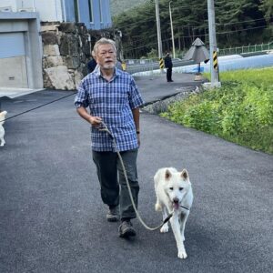 Moon Jae-in Instagram - 아침마다 반려견 산책, 첫 표고버섯 수확, 항상 토리와 함께하는 접견. #문재인 #소소한일상