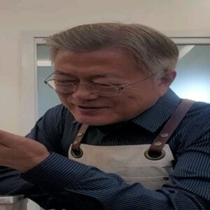 Moon Jae-in Instagram - 다봉이와 나
#평산책방 #책방지기 #누구냐옹