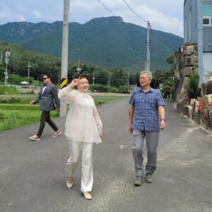 Moon Jae-in Instagram - 2023 평산 패션위크 런웨이. 당신의 선택은?
#파란색체크무늬남방은같은걸까요다른걸까요