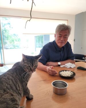 Moon Jae-in Instagram - 신흥강자 레오의 등장. 질투의 화신 토리.
#터져나오는웃음에오디오는이해를🙊