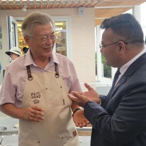 Moon Jae-in Instagram - 오늘 네팔 둘리켈시의 비안주 시장님과 배리시의 가르티 시장님이 평산책방을 방문해주셨습니다. 네팔의 전 총리이자 현 하원의장인 샤르마 올리 의장의 친서를 전해주셨는데, 친서에는 지난 네팔 대지진 시 한국인들이 보여준 깊은 관심과 애정에 대한 감사가 담겨있었습니다.