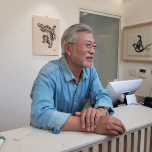 Moon Jae-in Instagram - 올해도 목화를 심었습니다.
#밭일에진심 #책방지기 #투잡러