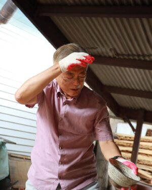 Moon Jae-in Instagram - 사저 앞 불곡요 장작가마에 불이 지펴지고 1300도의 열기를 묵묵히 견딘 도자기들이 가마 밖으로 그 모습을 드러내는데 조금 손을 보탰습니다. #평산마을풍경