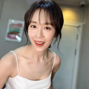 Moon Jeong-hee Instagram - #영화 #원정빌라 #bifan #28회부천국제판타스틱영화제 #부천판타스틱영화제 #개막식

코리안판타스틱 장편 경쟁작
'원정빌라'
28th Bucheon International Fantastic Flim Festival (BIFAN AI)
Korean Fantastic-
'The Unrighteous'

부천에서 만나요

@bifanofficial 
@acefactory.official 

@aluu_2015 알루 식구들 감사합니다 
@aluu_minseon
@aluu_younjin

@nouvelle_de_blanc_official
늘 아름다운 작품:드레스 고맙습니다 ❤️
@hayoung317
울하영이 최고 👍