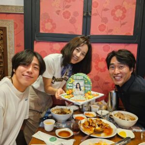 Moon Jeong-hee Instagram - #원정빌라 #영화 #내부시사회 #반가운 #얼굴들 #화이팅 #영화제 #준비 

영화 '원정빌라' 
출격준비!!!
응원해주시고 힘주셔서 감사합니다!!

@k_dragon_korea 
@hihyunwoo 👍 👍 

@vet_on_mars 넘 고마워요 
@_baengnokdam_ 멋진케이크 감사해요