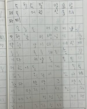 Moon Ji-Ae Instagram - #범민일기 에 대한 많은 질문을 주셨는데요,
그간 미뤄온 이유는 대단한 노하우가 없기 때문이었어요. 
물론 엄마의 수고가 좀 들기는 합니다. 

아나운서 시험을 준비하면서 시작된 ’쓰기‘ 훈련은 
방송은 물론 그 외 다양한 사업을 하면서 
(제 영역에선) 무척 핵심적인 기술이라고 생각해요. 
때문에 범민 역시 읽기와 쓰기는 지속적으로 신경을 써왔어요. 

5-6세부터 키워드 쓰기로 부담없는 습관을 들였고 
이것이 책의 긴 이야기를 축약하되 
알맹이를 담는 연습이자 시작이라고 생각했어요.

7세가 되면서는 하루 2-3문장씩 매일 일기쓰기를 해왔어요. 
말이 되건 안되건 ’매일‘ ’쓴다‘는 것에 초점을 두었죠. 
맞춤법, 띄어쓰기, 운필력, 집중력을 동시에 할 수 있어서 
괜찮은 방법입니다. 

아직도 잘 쓰지는 못해요. 
옆에서 함께 주제를 정하고, 하고 싶은 말을 가다듬어 
문어체로 바꾸고, 틀린 건 지워주며 겨우 한 편을 완성합니다.

그럼에도 하루 15분의 노력은 
아이와 저의 잊을 수 없는 육아시간으로 자리잡았습니다.

#혈압주의 #뒷목잡고 #목소리낮추기 #심호흡하기
