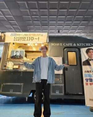Moon Ji-hoo Instagram - 커피차라니!!
감동 또 감동입니다
덕분에 촬영 힘내서 더 잘했어요 고마워요🫶🏻🥹

#MBC #세번째결혼 재밌게 봐주세요~