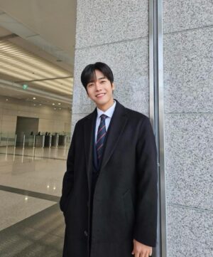 Moon Ji-hoo Instagram - 즐거운 설날이 왔네요~
모두 새해 복 많이 받으시고
해피한 설 보내시기를 바래요
Tmi : 마지막 사진 매니저님이 요즘 유행 짤 해보래서 해봤는데 어때요?ㅎㅎ(기업은행 기업넹?😆)