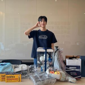Moon Ji-hoo Instagram - 생일 축하 고마워요🫶🏻
요즘 느끼는건데 
별 탈없이 이렇게 생일을 즐기면서 보낼 수 있는 것도 
큰 행복이라고 생각합니다
한살 한살 나이가 들수록 
지금 이 순간을 즐길 수 있는 행복을 알게 되는거 같아요 
축하해주셔서 진심으로 감사합니다😍