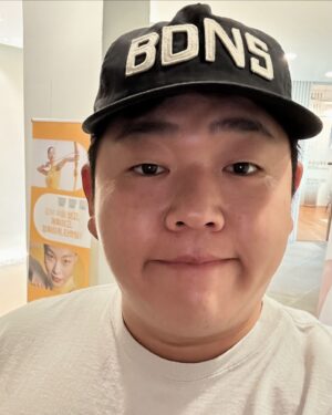 Moon Sang-hoon Instagram - 나의 자부심 / 나 의자 부심 (여러번)