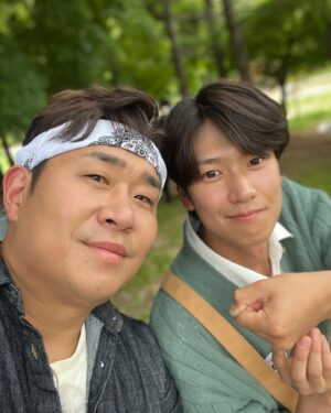 Moon Se-yoon Instagram - 코빅엔 조수봉! 🖐🏼
1박2일은 나수봉! 🖐🏼
#코미디빅리그 #1박2일
 #조수봉 #나수봉