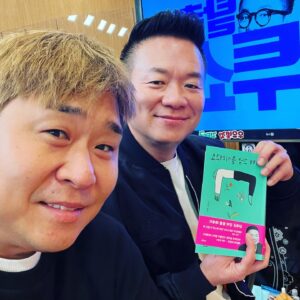 Moon Se-yoon Instagram - 개가수 대선배 태균이형이 첫 솔로음원을 발매했어요~형 때문에 오늘은 간만에 음악들으며 위스키한잔해야겠네요 🥃  오늘은 만취구만!! 
다들 한번들어와유👍👍👍 
형님 축하해요❤️❤️
#개그우두머리 #컬투김태균 #솔로곡 #위스키온더락 #whiskyontherock #옥히야축하해