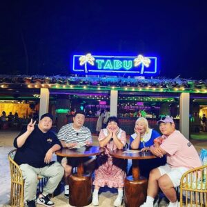 Moon Se-yoon Instagram - 여러분들 덕분에 영광스럽게 
맛있는녀석들❤️ 
400회를 맞아 괌에 다녀왔어요 
항상 감사드립니다👍👍 
오늘 본방송에 이벤트가 숨어있다고 하니 다들 참여하셔서 괌 항공권 가져가세요🙏🙏 
늘 감사하고 최선을 다하겠습니다 감사해요🌸🌸🌸 
#맛있는녀석들 #400회 #괌 #시청자이벤트 #사랑합니다