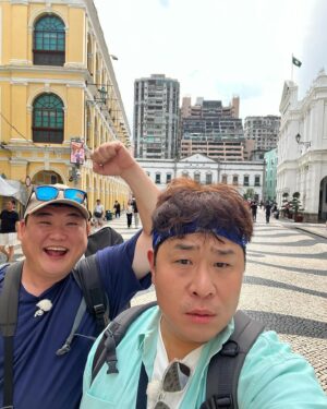Moon Se-yoon Instagram - 오늘 방송부터 먹보형의 
마카오 여행이 시작되요~🥰🥰 
함께 먹고 보자구요👍👍 
#먹고보는형제들 #먹보형 #김준현 #문세윤  #sbsplus #macau