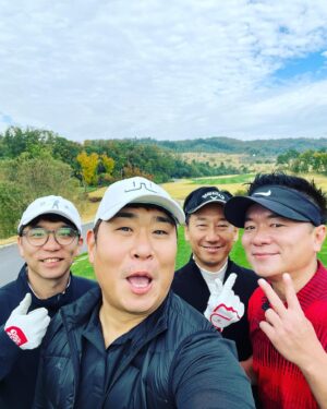 Moon Se-yoon Instagram - 골프입문!!! 
필드로 인도해주신 태균이형 사랑합니다❤️❤️ 
원 포인트 레슨 이프로 선생님 고맙구용 
구찌 아껴주신 적이형 고마워용👍👍 
인생 첫 윤캐디님 감사합니다 ㅎㅎ 
#첫라운딩 #김태균 #이적 #적과의골프 #티칭프로이프로님 #잘치고잘먹었어요 #감사합니다🙏