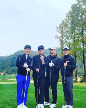 Moon Se-yoon Instagram - 골프입문!!! 
필드로 인도해주신 태균이형 사랑합니다❤️❤️ 
원 포인트 레슨 이프로 선생님 고맙구용 
구찌 아껴주신 적이형 고마워용👍👍 
인생 첫 윤캐디님 감사합니다 ㅎㅎ 
#첫라운딩 #김태균 #이적 #적과의골프 #티칭프로이프로님 #잘치고잘먹었어요 #감사합니다🙏
