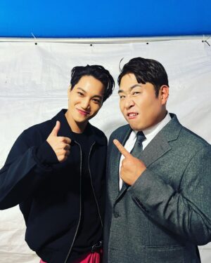 Moon Se-yoon Instagram - 오랜만에 봤다카이~~~🌸🌸 
#스테이지w #카이 #한때우도주막입사동기