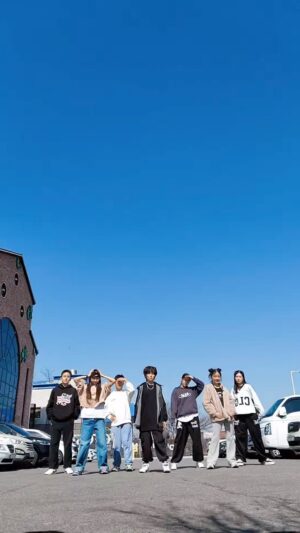 Moon Woo-jin Instagram - 너무 이뻐서 이모 인스타에 저장을 안할수가 없구나
아이들. 분위기. 날씨! 모든것이 완벽♥️♥️♥️
힘들텐데도 에너지 넘치는 울 애들과 함께하니 저절로 화이팅이되네🥳
우리아이들이 계속 춤을 추는 이유는?!
5월에 꼭! 확인해주세요~~🤗
윤호맘의 사진과 영상기술 언제봐도 최고얌~ 아이들과 고생했오~🙇🏻‍♂️

준희한테 배운대로 우진이만 주머니에서 손을 안빼는게 넘 웃기다🤣 응용이안되서 못빼는건가🤔
#댄동팀
#이렇게 합이 잘 맞을줄이야~~
#소이 수인도 늘 함께인거 알지~😉