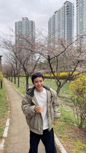 Moon Woo-jin Instagram - 여기는 청주♥️
봄이 왔어요~ 오늘 촬영은 링링이와 함께~🐶♥️