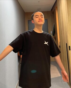 Moon Woo-jin Instagram - 기다리고 기다리던 영화가 드디어 개봉합니다❕❕
우진이 현재 머리를 완성해준 하이재킹🤭 
개봉날까지 기다리고 있겠습니다~♥️ 6월21일 극장으로🏃🏻💨

🧑🏻‍✈<하이재킹> 6월 21일 극장 대개봉 
 
#하이재킹 #6월21일극장대개봉 
#하정우 #여진구 #성동일 #채수빈