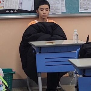 Moon Woo-jin Instagram - 문우진이 팬분들을 위해 내 최애 짤을 풀어본ㄷㅑ..🧡
나만 볼 수 없는 귀여움..ㅎㅎ
.
.
#히어로는아닙니다만 피곤한 #문우진 이 촬영 대기 중