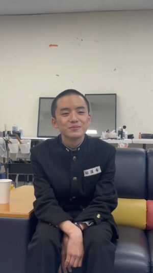 Moon Woo-jin Instagram - 🧑🏻‍✈<하이재킹> 6월 21일 극장 대개봉 #Hijack 1971 🎬

대기실 쁘띠봉(한봉)😂 우진이 촬영내내 이뻐라해준 혜인누나 @repr_ender 작품♥️
배우님들 사이에서 이쁨 많이 받고 촬영내내 행복했던 해피봉✌🏻
영화보러 21일 달려갑니다~🏃🏻💨

#Hijack 1971
#하이재킹 #6월21일극장대개봉
#하정우 #여진구 #성동일 #채수빈