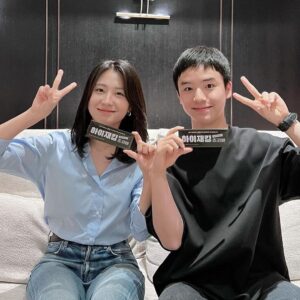 Moon Woo-jin Instagram - 어제의 웃음코드 문우진✌🏻 감독님 주저앉아 버리셨네🤭
하이재킹이 많은 사랑을 받고 있어 어제 무대인사는 너무 행복하게 잘 끝났습니다. 우진이 보러 멀리서 와주시고 많은 분들이 응원도 해주셨는데 입장전 많이 긴장해 제대로 인사를 못드린것 같아 우진이가 많이 속상해 하더라고요.
귀한 시간 내어 영화 봐주시고 덤으로 우진이도 응원해주셔서 정말 감사 드립니다.🙇🏻‍♂️

하이재킹! 마지막까지 응원하겠습니다♥️♥️♥️

🎬 하이재킹 #Hijack 1971 

#하이재킹 #절찬상영중
#김성한 감독님
#하정우 #여진구 #성동일 #채수빈