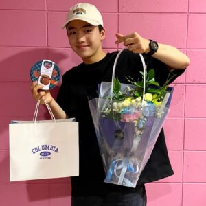 Moon Woo-jin Instagram - 어제의 웃음코드 문우진✌🏻 감독님 주저앉아 버리셨네🤭
하이재킹이 많은 사랑을 받고 있어 어제 무대인사는 너무 행복하게 잘 끝났습니다. 우진이 보러 멀리서 와주시고 많은 분들이 응원도 해주셨는데 입장전 많이 긴장해 제대로 인사를 못드린것 같아 우진이가 많이 속상해 하더라고요.
귀한 시간 내어 영화 봐주시고 덤으로 우진이도 응원해주셔서 정말 감사 드립니다.🙇🏻‍♂️

하이재킹! 마지막까지 응원하겠습니다♥️♥️♥️

🎬 하이재킹 #Hijack 1971 

#하이재킹 #절찬상영중
#김성한 감독님
#하정우 #여진구 #성동일 #채수빈
