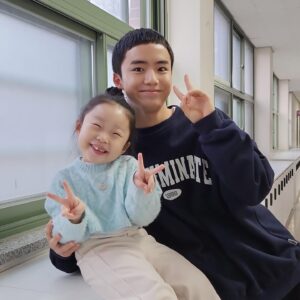 Moon Woo-jin Instagram - 사랑스런 태희 보러가는 날~♥️♥️♥️ 
태희가 넘넘 이쁘다는 우진군! 눈에서 하트뿅뿅😍

기말준비에 촬영에 미팅까지… 요즘 정말 열심히 달리는 우진이! 힘들어도 마냥 행복하다는 아들👍🏻

#준희동생태희😊
