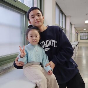 Moon Woo-jin Instagram - 사랑스런 태희 보러가는 날~♥️♥️♥️ 
태희가 넘넘 이쁘다는 우진군! 눈에서 하트뿅뿅😍

기말준비에 촬영에 미팅까지… 요즘 정말 열심히 달리는 우진이! 힘들어도 마냥 행복하다는 아들👍🏻

#준희동생태희😊