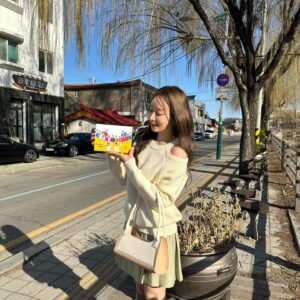 Moon Ye-won Instagram - 예쁜 착장과 예쁜 찍사와 예쁜 헤메

👗 @ahgongnim 
📸 @xu.xne 
💇‍♀️ @mimm_boram 
💄 @mimm_gg0ny