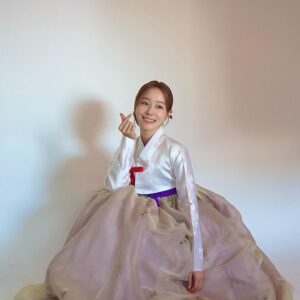 Moon Ye-won Instagram - 행복한 추석 연휴 보내세요 ❤️