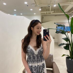 Moon Ye-won Instagram - 얼굴 표정 ctrl c v 🫠