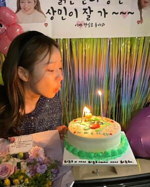 Moon Ye-won Instagram - 오늘은 <삼남매가 용감하게> 마지막 회 방송 날이에요 ❤️

지난 4월 첫 미팅을 시작으로 3월까지 딱 12개월을 상민이와 함께 했습니다
너무 많은 응원과 사랑을 받아서 행복한 날들이였습니다 🥹

도와주시고 응원해주신 모든 분들께 진심으로 감사드립니다 🙏
이 마음 잘 기억하고 간직하며 갚아가겠습니다

저는 또 새로운 모습으로 인사드릴게요 🫶

상민이와 함께 해주신 모든 분들 감사드려요
오늘 마지막 회까지 함께 해주시고, 앞으로 차근차근 밀려있던 사진들 업데이트 해볼게요 !

그리고!!!!!
상민이의 헤메스매, 여러분 덕분에 상민이가 존재했어요 ❤️ 내 맘 알죠?!
막촬 퇴근까지 함께해주신 여러분 곧 다시 만나요 👏👏👏

👗 @ahgongnim @j_hanna_123 @xu.xne 
💇‍♀️ @mimm_boram @mimm_ddo_oing 
💄 @mimm_gg0ny 
😎 @thomas__shin @youngmin1299