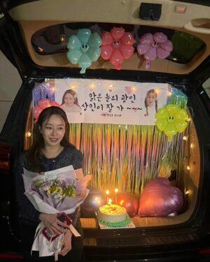 Moon Ye-won Instagram - 오늘은 <삼남매가 용감하게> 마지막 회 방송 날이에요 ❤️

지난 4월 첫 미팅을 시작으로 3월까지 딱 12개월을 상민이와 함께 했습니다
너무 많은 응원과 사랑을 받아서 행복한 날들이였습니다 🥹

도와주시고 응원해주신 모든 분들께 진심으로 감사드립니다 🙏
이 마음 잘 기억하고 간직하며 갚아가겠습니다

저는 또 새로운 모습으로 인사드릴게요 🫶

상민이와 함께 해주신 모든 분들 감사드려요
오늘 마지막 회까지 함께 해주시고, 앞으로 차근차근 밀려있던 사진들 업데이트 해볼게요 !

그리고!!!!!
상민이의 헤메스매, 여러분 덕분에 상민이가 존재했어요 ❤️ 내 맘 알죠?!
막촬 퇴근까지 함께해주신 여러분 곧 다시 만나요 👏👏👏

👗 @ahgongnim @j_hanna_123 @xu.xne 
💇‍♀️ @mimm_boram @mimm_ddo_oing 
💄 @mimm_gg0ny 
😎 @thomas__shin @youngmin1299