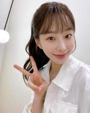 Moon Ye-won Instagram - 앞으로 사진을 열심히 찍어보겠다는 의지를 너무 다지다가 립을 안 바른지도 몰랐네 🫠 (바보 나)