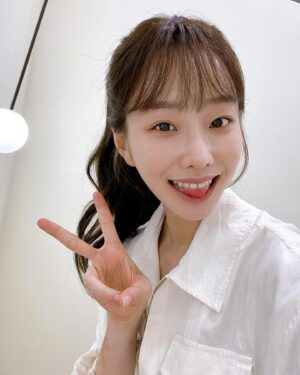 Moon Ye-won Instagram - 앞으로 사진을 열심히 찍어보겠다는 의지를 너무 다지다가 립을 안 바른지도 몰랐네 🫠 (바보 나)