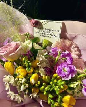 Moon Ye-won Instagram - 오늘은 <삼남매가 용감하게> 마지막 회 방송 날이에요 ❤️

지난 4월 첫 미팅을 시작으로 3월까지 딱 12개월을 상민이와 함께 했습니다
너무 많은 응원과 사랑을 받아서 행복한 날들이였습니다 🥹

도와주시고 응원해주신 모든 분들께 진심으로 감사드립니다 🙏
이 마음 잘 기억하고 간직하며 갚아가겠습니다

저는 또 새로운 모습으로 인사드릴게요 🫶

상민이와 함께 해주신 모든 분들 감사드려요
오늘 마지막 회까지 함께 해주시고, 앞으로 차근차근 밀려있던 사진들 업데이트 해볼게요 !

그리고!!!!!
상민이의 헤메스매, 여러분 덕분에 상민이가 존재했어요 ❤️ 내 맘 알죠?!
막촬 퇴근까지 함께해주신 여러분 곧 다시 만나요 👏👏👏

👗 @ahgongnim @j_hanna_123 @xu.xne 
💇‍♀️ @mimm_boram @mimm_ddo_oing 
💄 @mimm_gg0ny 
😎 @thomas__shin @youngmin1299