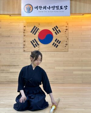 Moon Ye-won Instagram - 슬슬 풀어보는 나연이 비하인드 😉
#ENA #낮에뜨는달 #대한최나연검도장