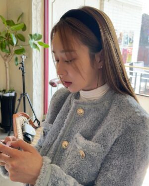Moon Ye-won Instagram - 사진 찍히는 것을 모를 때 vs 인지할 때
부끄러울수록 야단법석 💃💃💃 흐흐흫 바보

#앨범털이