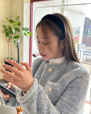 Moon Ye-won Instagram - 사진 찍히는 것을 모를 때 vs 인지할 때
부끄러울수록 야단법석 💃💃💃 흐흐흫 바보

#앨범털이