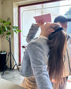 Moon Ye-won Instagram - 사진 찍히는 것을 모를 때 vs 인지할 때
부끄러울수록 야단법석 💃💃💃 흐흐흫 바보

#앨범털이
