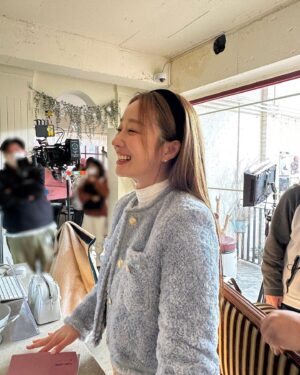 Moon Ye-won Instagram - 사진 찍히는 것을 모를 때 vs 인지할 때
부끄러울수록 야단법석 💃💃💃 흐흐흫 바보

#앨범털이