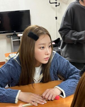 Moon Ye-won Instagram - 짜장면 한 그릇 클리어하고 쇼파에서 구겨져 자고 일어났더니 얼굴 땡땡 폭발 🫠
셀카 찍는 거 아니구 얼굴 상태에 충격받아서 확인중.. 히히 데헷
터질 것 같은 양파쿵야 ✌️(웃고 가세요..)
