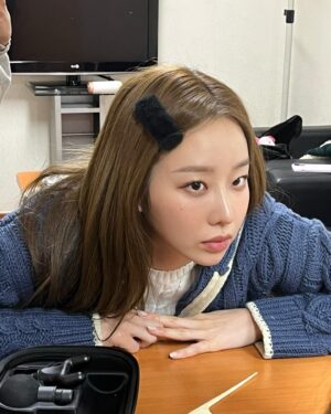 Moon Ye-won Instagram - 짜장면 한 그릇 클리어하고 쇼파에서 구겨져 자고 일어났더니 얼굴 땡땡 폭발 🫠
셀카 찍는 거 아니구 얼굴 상태에 충격받아서 확인중.. 히히 데헷
터질 것 같은 양파쿵야 ✌️(웃고 가세요..)