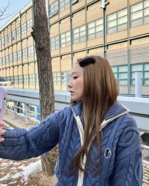 Moon Ye-won Instagram - 짜장면 한 그릇 클리어하고 쇼파에서 구겨져 자고 일어났더니 얼굴 땡땡 폭발 🫠
셀카 찍는 거 아니구 얼굴 상태에 충격받아서 확인중.. 히히 데헷
터질 것 같은 양파쿵야 ✌️(웃고 가세요..)