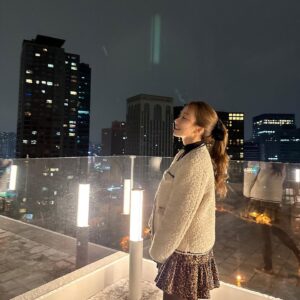 Moon Ye-won Instagram - Goodbye 2022
Welcome 2023
Hi Snowflakes
Love Kingdom of Love

2022 끝자락에서 아름다운 사람들과 🫶
2023에도 행복하소서 ❤️

📸 @e.uzin 😘